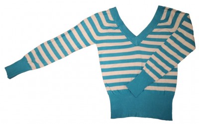 Črtast pleten pulover z V izrezom M