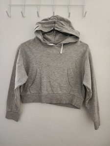 Siv pulover s kapuco, krajši model 9-10 L
