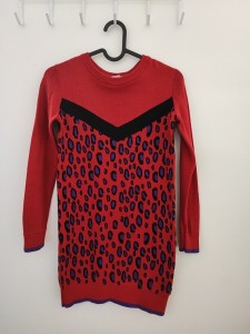 Rdeča pletena obleka/daljši pulover z vzorci 9-10 L