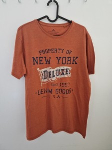 Oranžna kratka majica z napisom M
