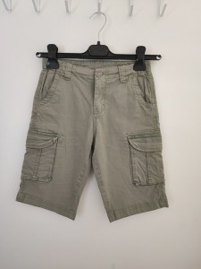 Olivno zelene kratke hlače z žepi 9-10 L