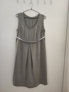 Siva oprijeta elegantna obleka z vijoličnim pasom L