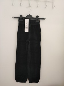 Črne dolge pliš hlače s patentom 5-6 L