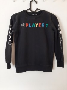 Črn pulover z napisom na rokavih 11-12 L