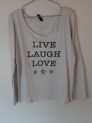 Siva majica z napisom in zvezdicami L