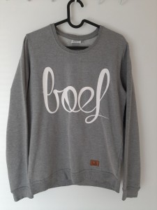 Siv pulover z napisom S