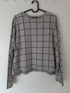Siv pulover s kvadratki XL