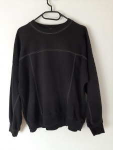 Črn pulover s šivi S