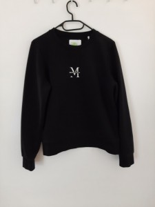 Črn pulover z napisom L