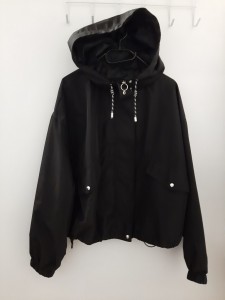 Črna tanka prehodna jakna s kapuco XL