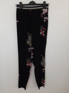 Črne tanke hlače z pisanimi rožami S