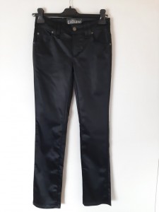 Črne elastične dolge povoščene hlače S