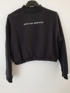 Črn pulover krajši model z napisom 11-12 L