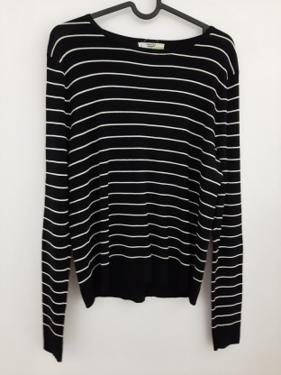 Črn pulover z belimi črtami M