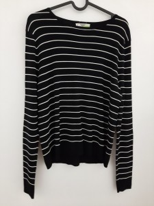 Črn pulover z belimi črtami M