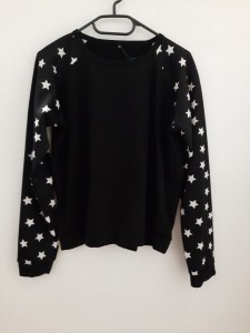 Ženski črn pulover z belimi zvezdicami na rokavu L