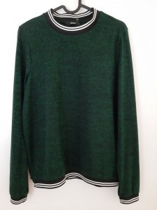 Zelen svetleč pulover s črno belim ovranikom S