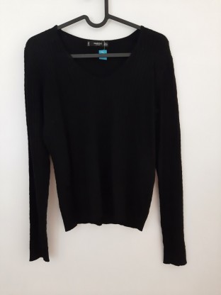 Ženski črn pulover V izrez S