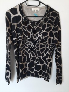 Črno siv pulover z živalskim vzorcem in biseri M/L