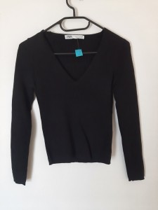 Ženski črn pulover rebrast vzorec V izrez M