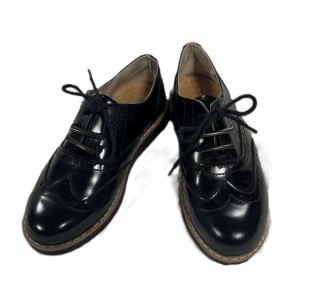 Črni lakirani čevlji št. 31