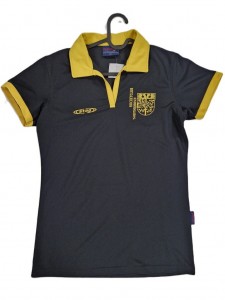 Črna športna majica z rumenim ovratnikom in našitkom L