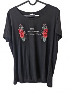 Črna majica z našitimi rožami in perlicami XXL