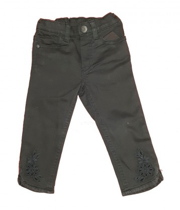 Črne jeans hlače 7/8 z regulacijo in rožo na hlačnicah 2-3 L